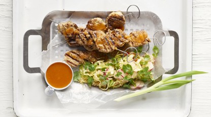 SPICY MØRBRAD MED PEBERDIP & SOMMERLIG KÅLSLAW MED RADISER