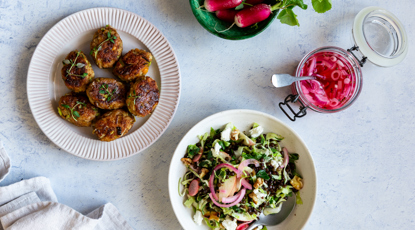 LÆKRE FRIKADELLER MED BÆLGFRUGT OG PORRER