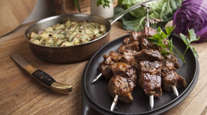 LÆKRE SPYD AF ØKOLOGISK NAKKEKAM MED KNUSTE KARTOFLER