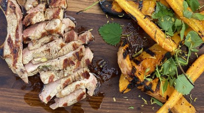 GRISEKOTELET PÅ BEN MED GRÆSKAR, GULERØDDER OG BRUNET SMØRSOVS