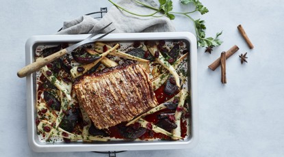 JULEKRYDRET FLÆSKESTEG MED SPRØD SVÆR, BAGTE PERSILLERØDDER & RØDBEDER